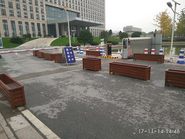 平湖市行政中心，市委市政府门口木纹铝合金花箱