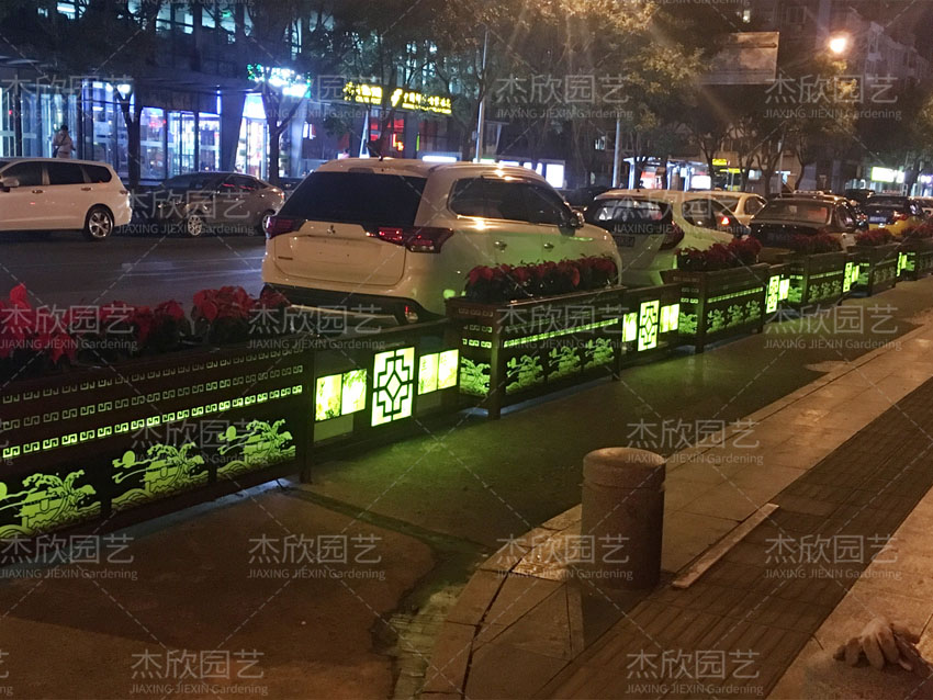 这款道路花箱，不仅美观还能亮化