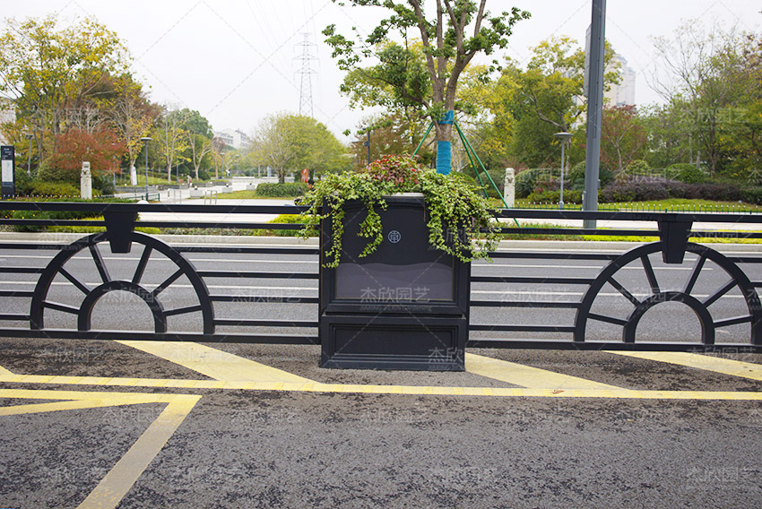 除了普通款，还有哪些道路隔离护栏可以选？